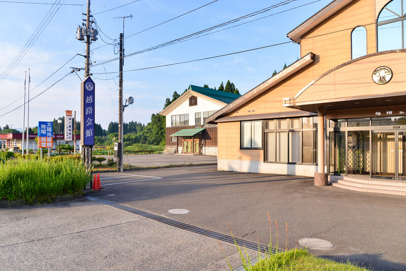 越路会館 入り口