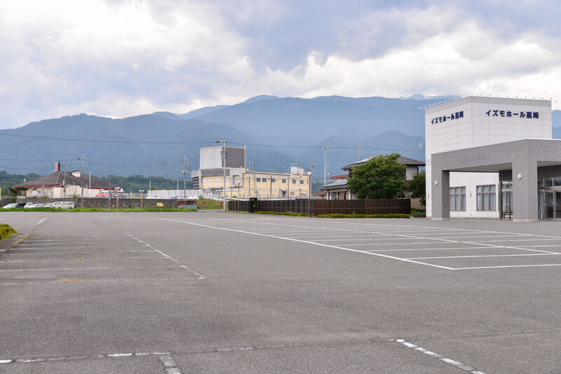 イズモ ホール韮崎 駐車場