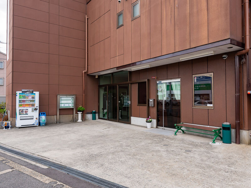 ねやがわ会館 本館 入口1