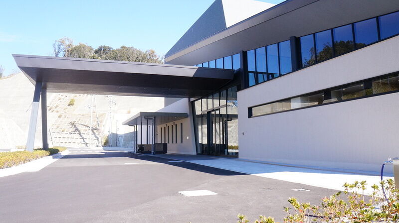 田辺市斎場 エントランス1