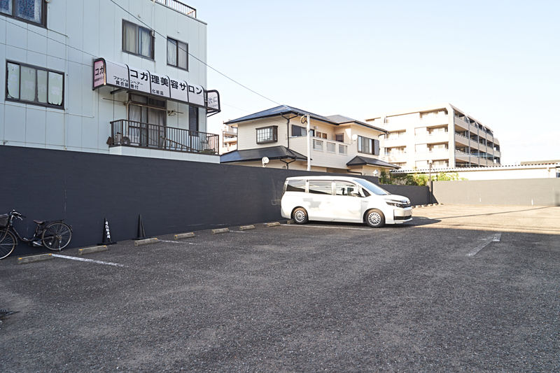 春日草苑 駐車場1