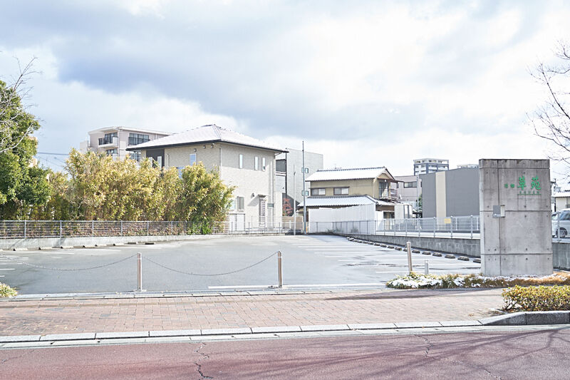 花畑草苑 駐車場1
