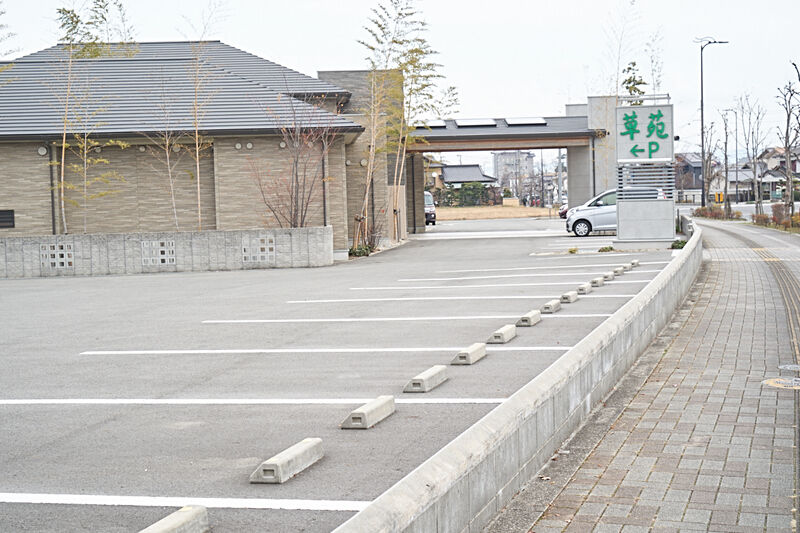 御井草苑 駐車場1