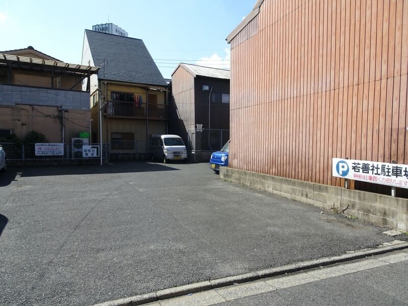 若松斎場 駐車場３