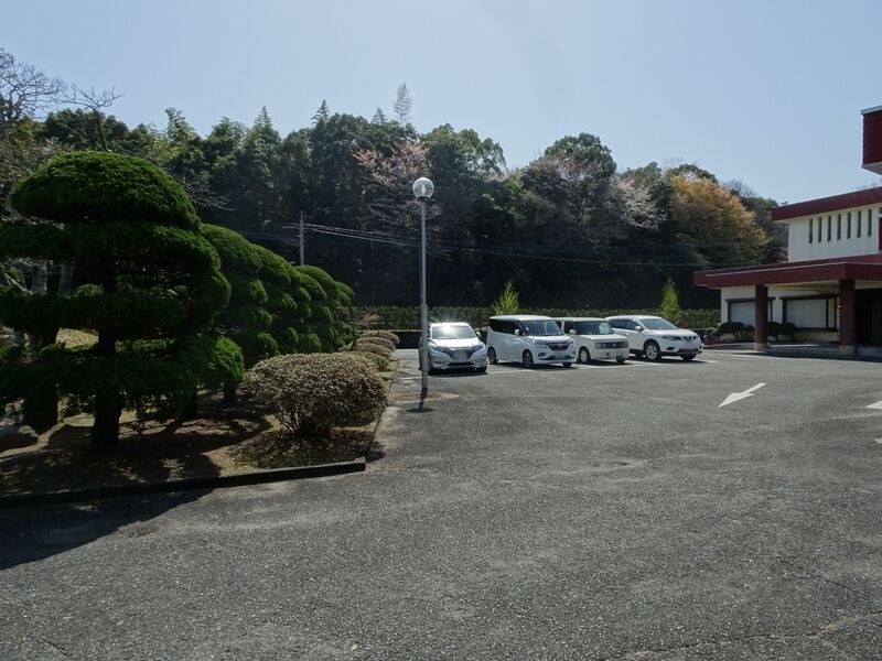 築上東部火葬場 駐車場３