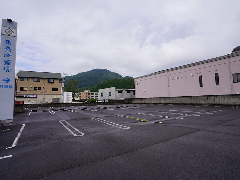 東長崎斎場 駐車場1
