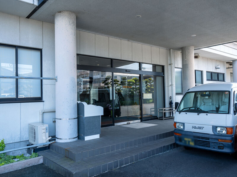 甲斐花輪　延岡葬祭会館 入口