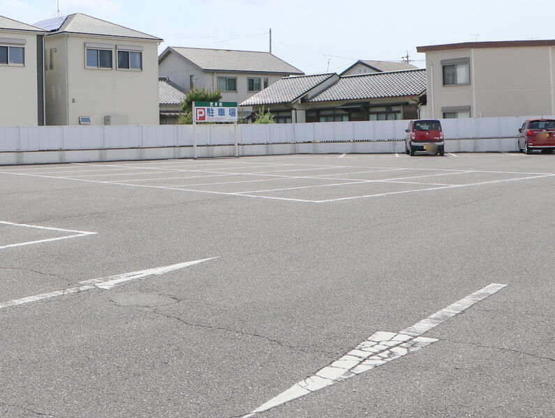 半田愛昇殿 駐車場1