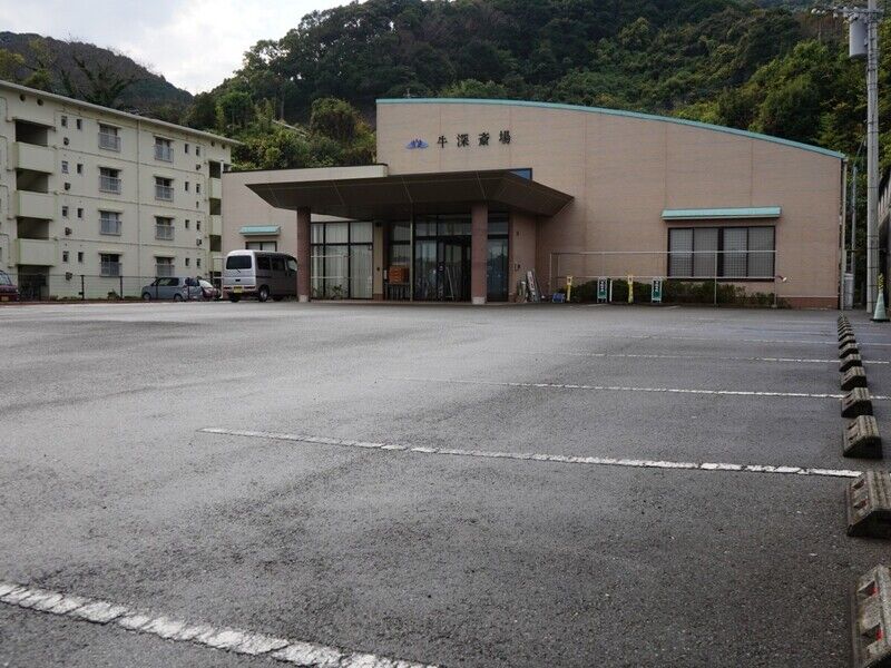 牛深斎場 駐車場