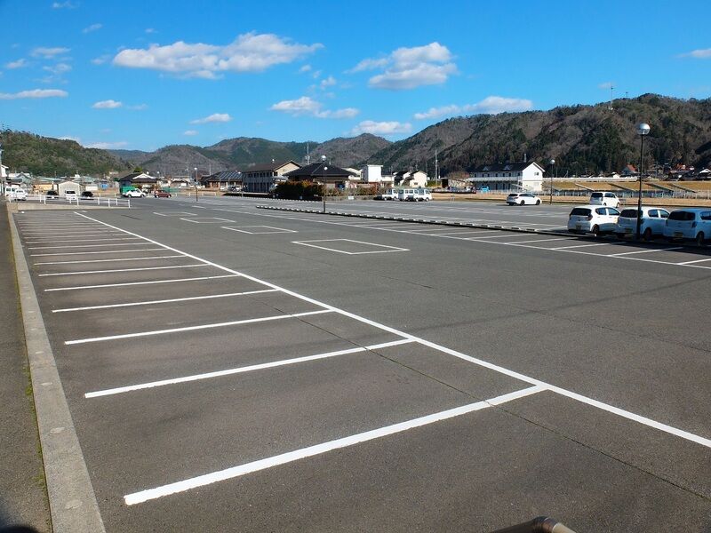 虹のホール 駐車場