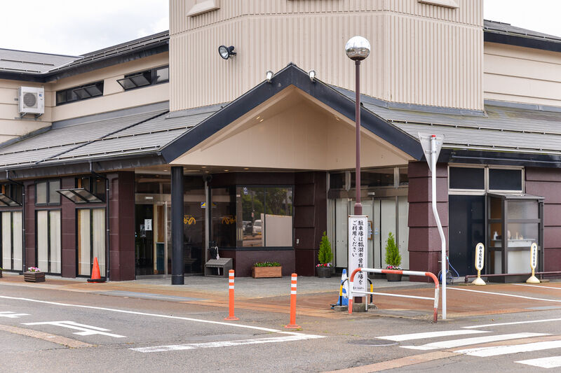 市民ホールあがの 入口