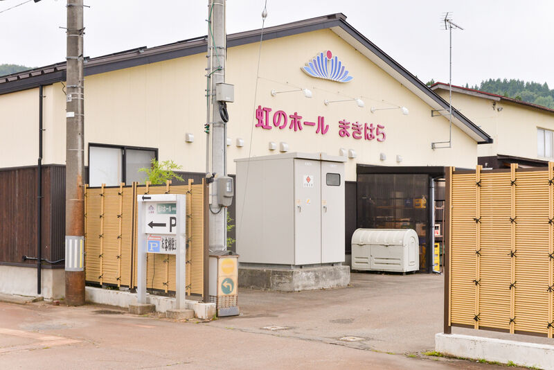 虹のホール　まきはら 入り口