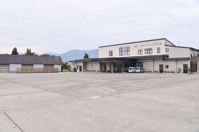 虹のホール　しおざわ 駐車場