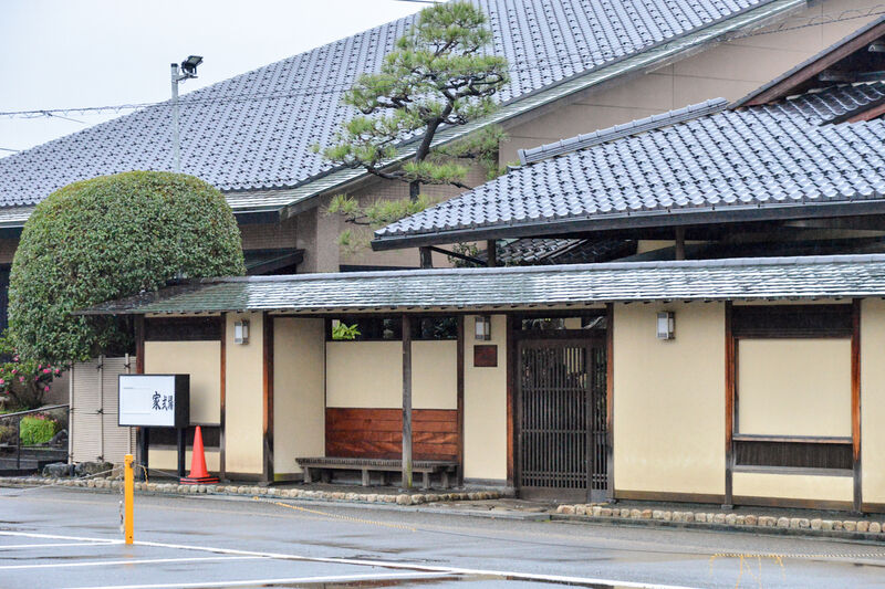 一休さんの米永　松任館 入口