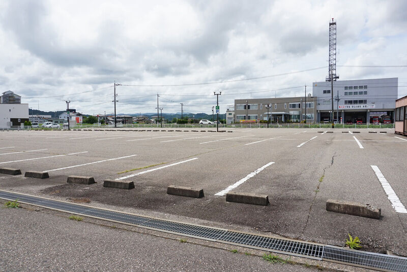 ウィングホールひみ 駐車場
