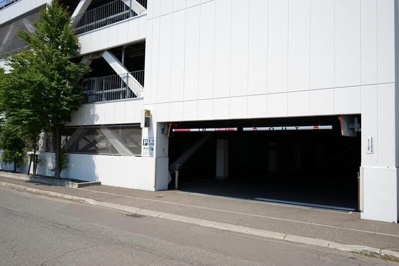 やわらぎ斎場 元町 駐車場入口