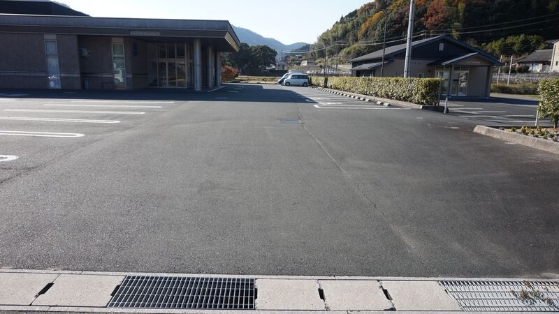 ルミエールひがしうわ 駐車場