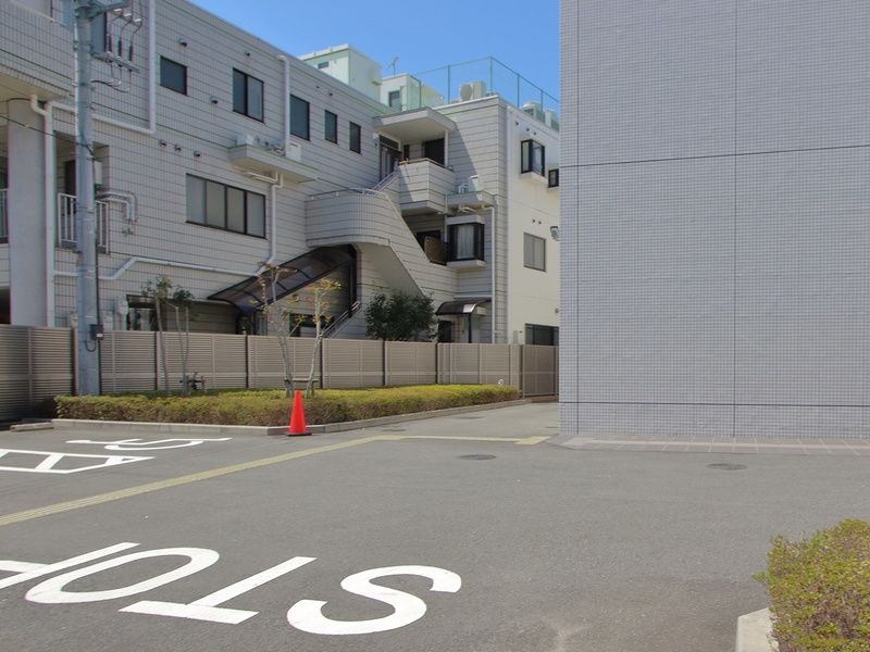 さがみ典礼 越谷駅前葬斎センター 駐車場 (2)