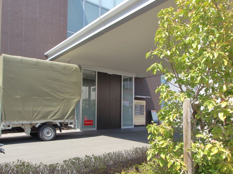 さがみ典礼 越谷駅前葬斎センター 入口 (2)
