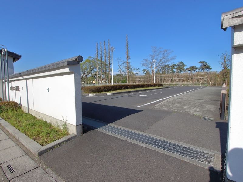 レクイエム聖殿春日部 駐車場 (1)