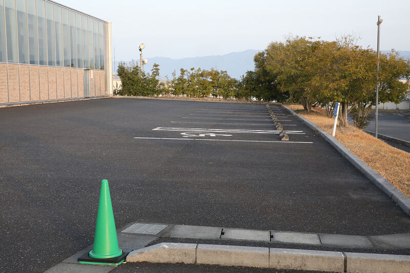 虹のホール 駐車場