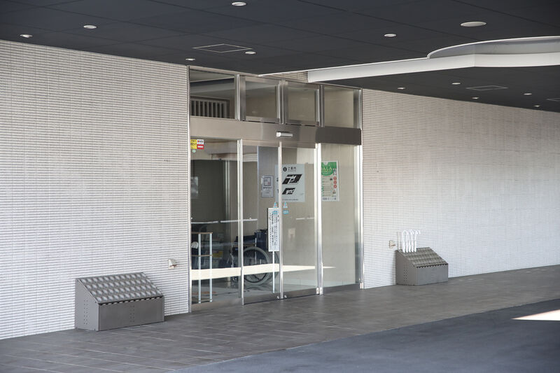 ファミリーホールまつさか 玄関