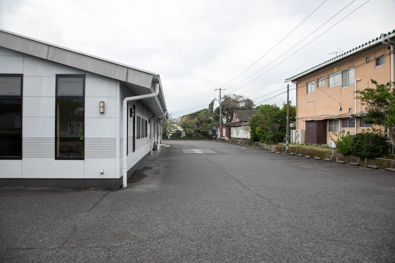 メモリアルホールやない 駐車場