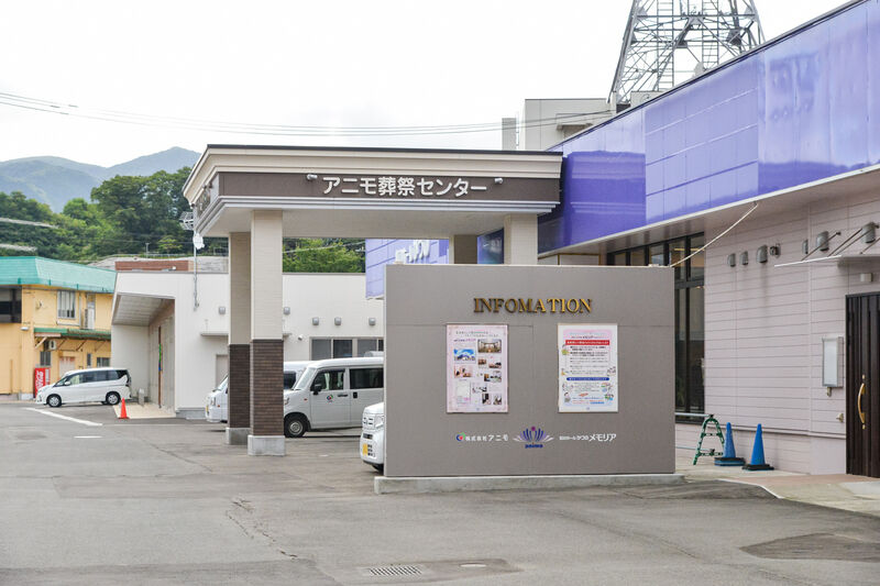虹のホールかづの メモリア 入口