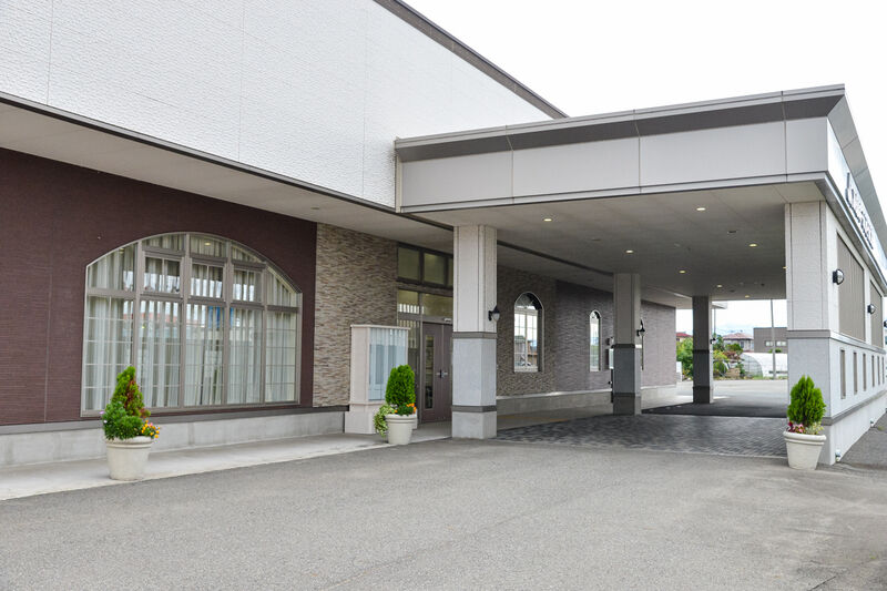 虹のホール　レゼール仁井田 入口