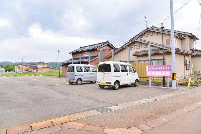 虹のホールかしわざき 駐車場