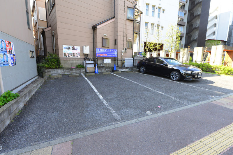 コヤスホール 駐車場
