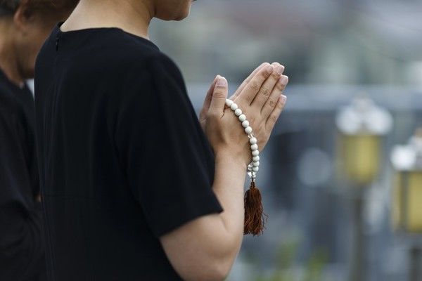 家族葬とはどんなお葬式？どこまで呼ぶ？注意点や費用、流れを解説