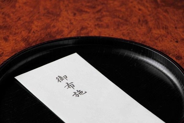 お布施をお渡しする際の挨拶とは？その際のマナーも紹介します