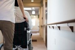 老人ホームで身内が亡くなった場合に必要な手続きを解説
