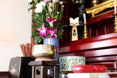 枕飾りとは？宗教別の飾り方やマナーを解説