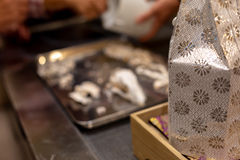 お骨拾いで気をつけるべき事は？骨上げの手順やマナーを解説