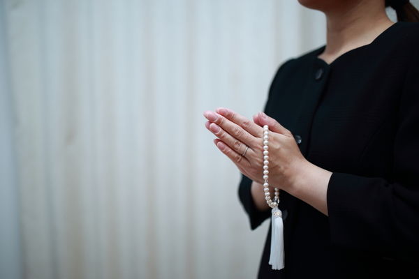 一周忌の意味とは？お布施やお供えなどのマナーも紹介します