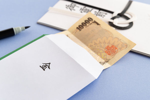 香典の正しい包み方とは？お札の入れ方や金額の決め方を解説