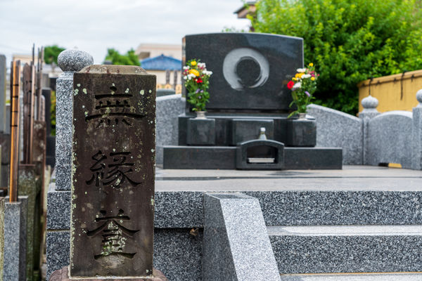 無縁仏とは？だれが弔うのかやお墓についても紹介します