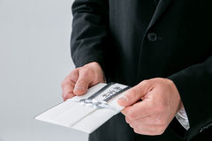 葬式に行けない場合の弔意の伝え方とは？弔電や香典と後日の弔問について紹介します