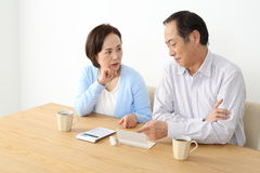 遺族が勤務先などから受け取れる死亡弔慰金とは？弔慰金を渡す際のマナーも紹介します