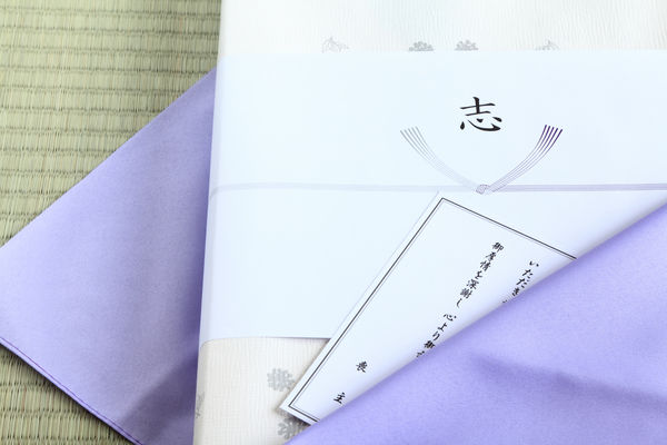 家族葬における香典返しのマナーとは？相場や品物も解説