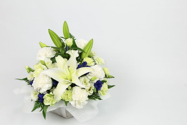 家族葬で供花は送ってもいい？手配方法や注意点も紹介します