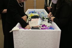 副葬品とは？葬儀の際に棺に入れて良いものといけないものを紹介します