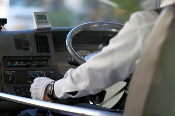 葬儀でバスを借りるメリットとは？バスの手配方法と注意点を解説