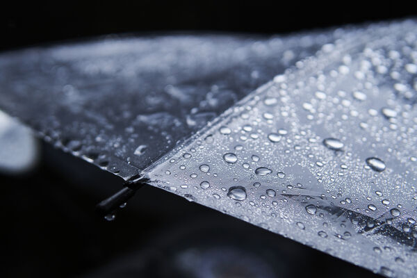 葬儀に降る雨の意味・傘以外の持ち物も紹介