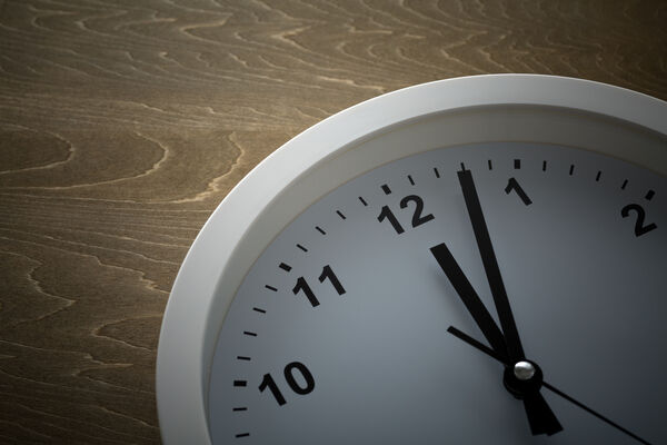 深夜に葬儀社を手配する方法｜その後の流れや深夜の割増費用について