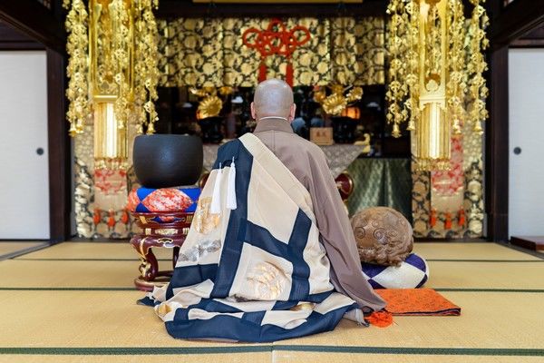 枕経とはどのように行うの？宗派による違いも紹介