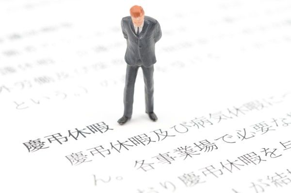 忌引休暇の日数の目安は？挨拶マナーについても解説