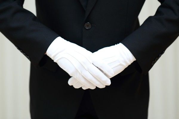 葬儀はどんな流れで行われる？逝去から初七日法要までの流れを解説
